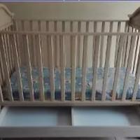 Culla Erbesi colore beige.