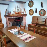 Arredo taverna in legno massello stile friulano
