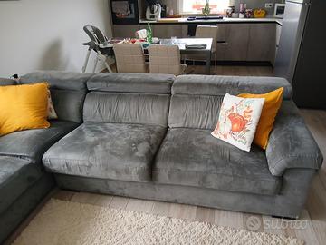 Divano grigio da 5 posti