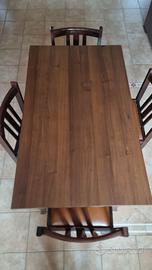 Tavolo con quattro sedie