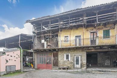 RUSTICO DI AMPIA METRATURA CON MAGAZZINO!!