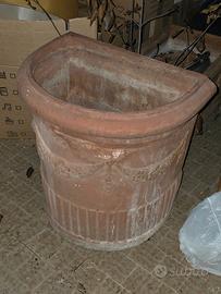 vaso mezzaluna a parete in terracotta decoata