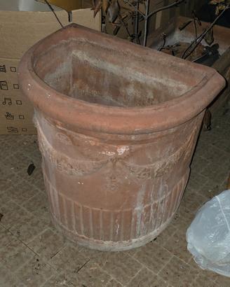 vaso mezzaluna a parete in terracotta decoata