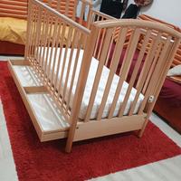 lettino in legno con sponde per bambini 