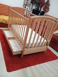 lettino in legno con sponde per bambini 