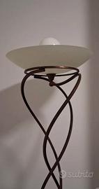 Lampada da terra in ferro battuto