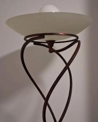 Lampada da terra in ferro battuto