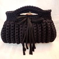 Borsetta a mano lavorata all'uncinetto 