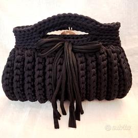 Borsetta a mano lavorata all'uncinetto 