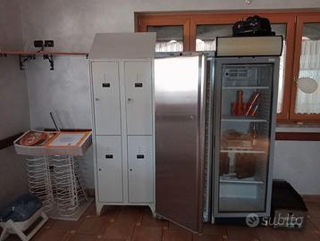 frigo in acciaio e due vetrinette e altro