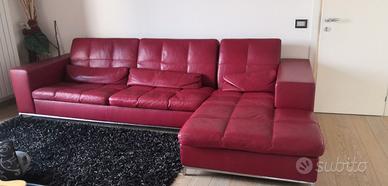 Divano rosso in pelle