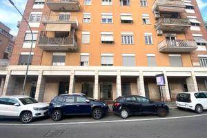 Aurelio - negozio fronte chiesa e scuola