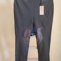 Pantalone con inserti di pelle.
