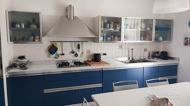 piano cucina con fornello e lavello