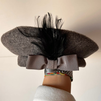 Basco grigio donna con piuma