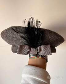 Basco grigio donna con piuma