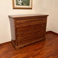 Cassettiera in legno massello intagliata