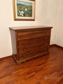 Cassettiera in legno massello intagliata