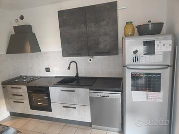 SVUOTO APPARTAMENTO – Cucina, tavolo, mobili e arr