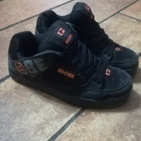 Scarpa originale Globe col nero scritta arancione