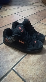 Scarpa originale Globe col nero scritta arancione