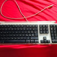 Tastiera Apple usb vecchia da pulire e ristruttura