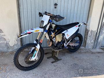 Husqvarna FE 350 ROCKSTAR EDITION 2022 targata