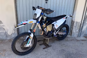 Husqvarna FE 350 ROCKSTAR EDITION 2022 targata