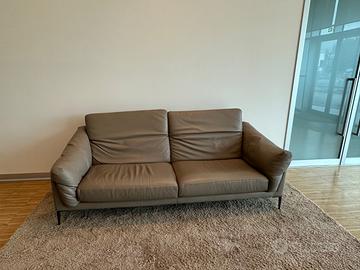 Divano usato color grigio tortora in pelle