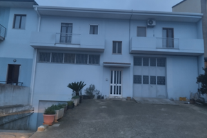 Intero stabile zona industriale