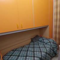 cameretta con armadio a ponte e doppio letto