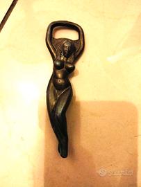 Apribottiglie antico in ottone a forma di ragazza