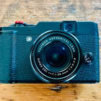 FUJIFILM X10 + 5 batterie + custodia pelle