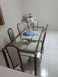 Tavolo in vetro con sedie in ferro pesante 
