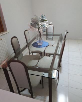 Tavolo in vetro con sedie in ferro pesante 