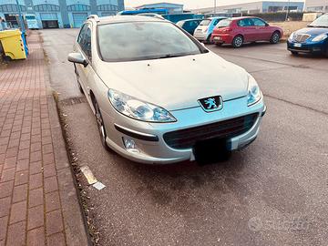 Peugeot 408 con gangio traino