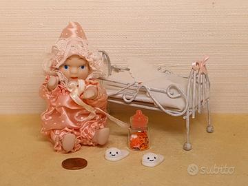 Accessori in Miniatura  bambolotto con lettino
