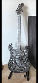 Chitarra decorativa fatta a mano in metallo