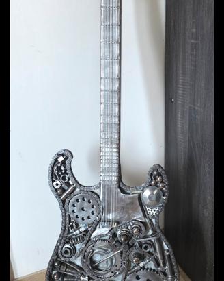 Chitarra decorativa fatta a mano in metallo