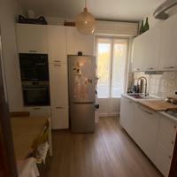 Cucina IKEA bianca con elettrodomestici