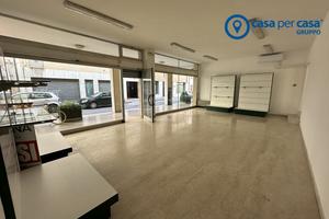 Negozio con due vetrine e retro bottega