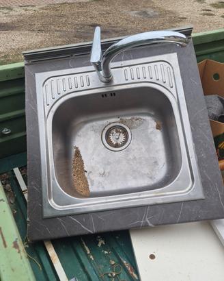 lavandino inox con  sifone rubinetto rotto