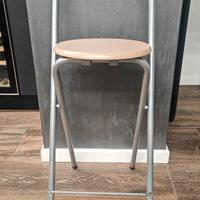 sgabello richiudibile in metallo e seduta in MDF 