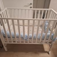 Lettino con materasso e paracolpi inclusi