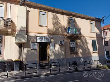 Pressi Via La Farina, locale di ampia metratura