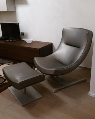 poltrona di design con pouf poggiapiedi 