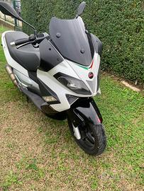 Aprilia SR Max 300 - 2013