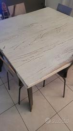 tavolo quadrato in legno