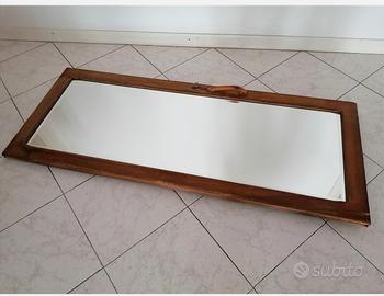 specchio su  anta di vecchio armadio nonna