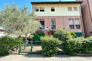 VILLA A SCHIERA D'ANGOLO A MASSA LOMBARDA